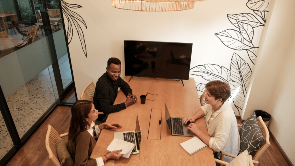 formation en intra dans une salle de réunion echange entre participants