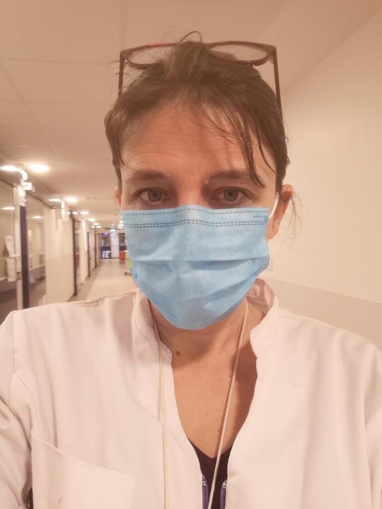 portrait de la consultante formatrice en hygiène et bionettoyage chez anelhys en gros plan avec un masque chirurgicale